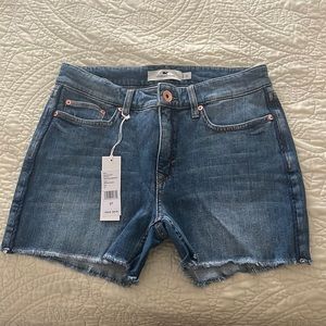 Brand new with tags, Vineyard Vines Jamie Cutoff Corded Jean Shorts.